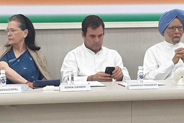 Read more about the article कांग्रेस अध्यक्ष बने रहेंगे राहुल गांधी, CWC ने इस्तीफे की पेशकश को किया नामंजूर