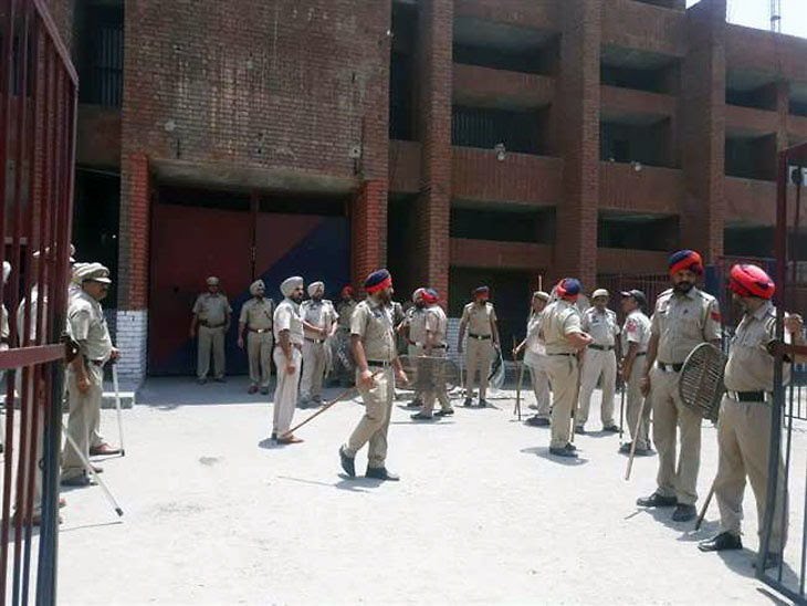 Read more about the article VIDEO देखें – लुधियाना सेंट्रल जेल में कैदियों व पुलिस के बीच खूनी झड़प, एक की मौत,DSP व पुलिसकर्मियों समेत कई कैदी लहूलुहान,DSP की गाड़ी को लगाई आग, कई कैदी फरार
