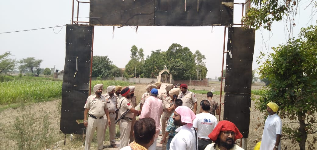 You are currently viewing कपूरथला में कांग्रेसी MLA राणा गुरजीत सिंह की शह पर कांग्रेसी नेता नवराज सिंह द्वारा साधु संतों के साथ गुंडागर्दी का नँगा नाच, तलवारें लहराकर बाबा श्री चंद के डेरे से दर्जनों हिन्दू साधु संतों को भगाया, राणा के डर से पुलिस देखती रही तमाशा, डेरा व 11 एकड़ ज़मीन पर कांग्रेसी गुंडों का कब्जा, शर्म करो राणा गुरजीत सिंह, वीडियो देखें