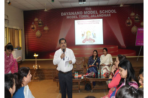 You are currently viewing दयानन्द मॉडल स्कूल में शिक्षकों की कार्य क्षमता के विकास हेतु कार्यशाला का आयोजन