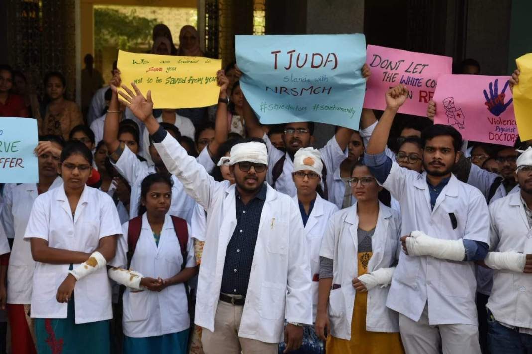 You are currently viewing बंगाल में 700 डॉक्टरों का इस्तीफा, AIIMS ने दी ये बड़ी चेतावनी, ममता को 48 घंटे का अल्टीमेटम