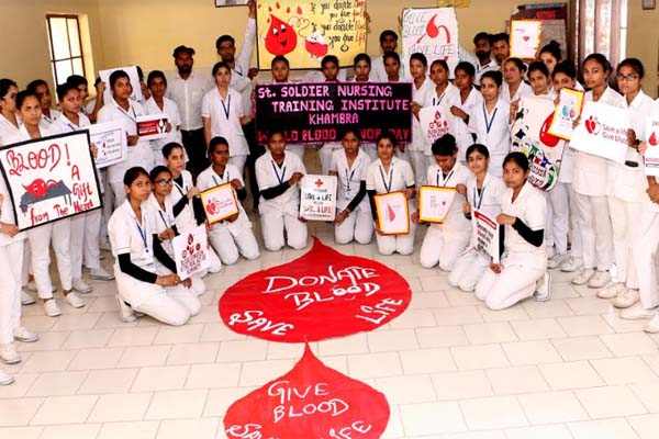 Read more about the article St. Soldier GNM छात्रों ने मनाया विश्व ब्लड डोनर डे, पोस्टर्स के जरिए बताया रक्तदान का महत्व