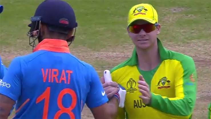 You are currently viewing भारतीय दर्शकों ने ऑस्ट्रेलियाई बल्लेबाज स्मिथ को कहा “चीटर” तो कोहली ने किया ऐसा काम जिस की वजह से दुनियाभर में हो रही कोहली की तारीफ़.. स्मिथ ने कोहली की पीठ थपथपाकर किया धन्यवाद