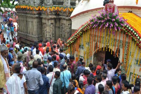 Read more about the article एक ऐसा मंदिर जहां प्रसाद में मिलता है खून से भीगा कपड़ा, देशभर से पूजा के लिए पहुंचते हैं तांत्रिक