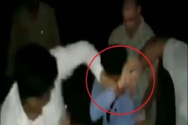 You are currently viewing VIDEO: पत्रकार को लात-घूंसों से जमकर पीटा, फिर लॉकअप में बंदकर पिला दी पेशाब