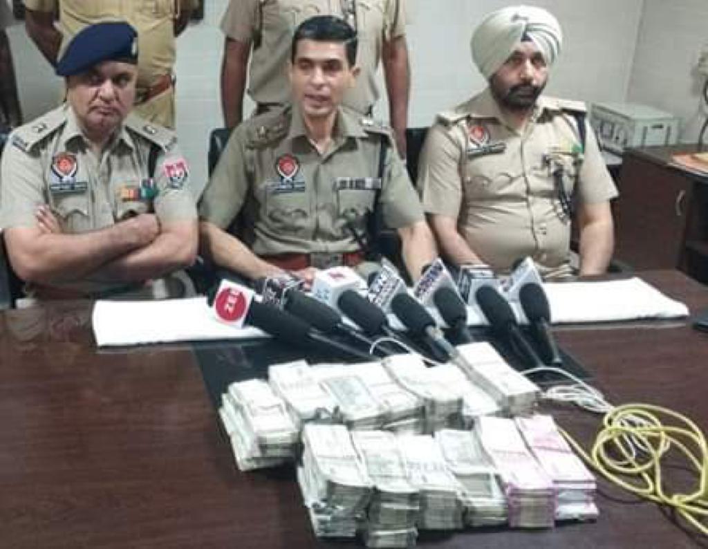 You are currently viewing गोलियां चलाकर 44 लाख लूटकर फरार 4 फर्जी ट्रेवल एजेंट पुलिस ने दबोचे. 34 लाख, 68 हजार रुपए बरामद