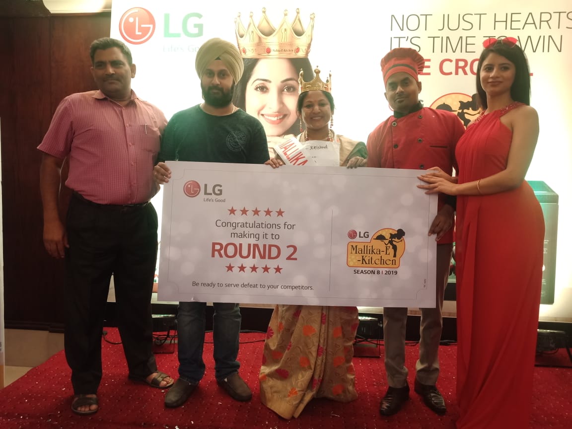You are currently viewing जालंधर में LG इंडिया की तरफ से आयोजित ‘मल्लिका-ए-किचन कुकिंग कॉन्‍टेस्‍ट’ में कृष्णा कुमारी ने मारी बाजी , देश के 65 शहरों से 8000 प्रतिभागियों में चुने जाएंगे 12 फाइनलिस्‍ट ,10 अगस्त नई दिल्‍ली में होगा ग्रांड फिनाले
