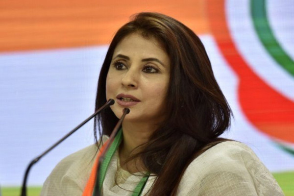Read more about the article राहुल गांधी को झटका, मोदी को चुनौती देने वाली उर्मिला मांतोडकर का हुआ कांग्रेस से मोह भंग, पार्टी से दिया इस्तीफा, बताई यह वजह