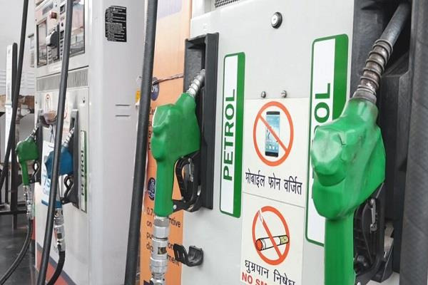 Read more about the article Good News: पंजाब समेत इन राज्यों में सस्ता हुआ पेट्रोल-डीजल, जानें नई कीमतें