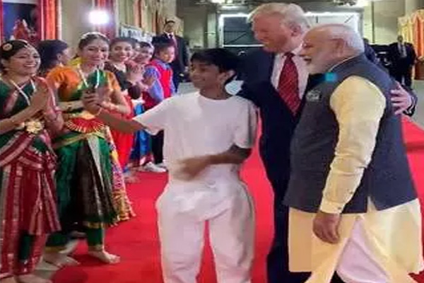Read more about the article जानिए इस बच्चे के बारे में जिसने पीएम मोदी और ट्रंप के साथ ली सेल्फी (Video)