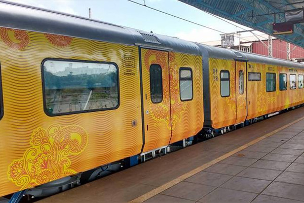 You are currently viewing जानें पहली प्राइवेट ट्रेन तेजस एक्सप्रेस का किराया, कम समय में पहुंच जाएंगे लखनऊ से दिल्ली