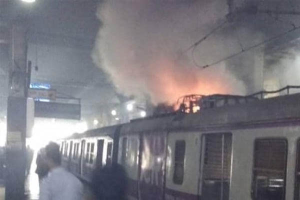 You are currently viewing पनवेल की ओर जा रही लोकल ट्रेन में लगी भयानक आग, खाली करवाया गया रेलवे स्टेशन