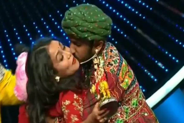 Read more about the article जब नेहा कक्कड़ को जबरदस्ती गले लगाकर कंटेस्टेंट ने किया Kiss, Video देखें