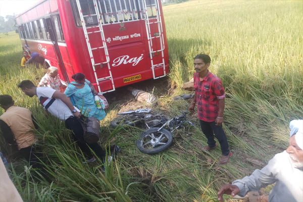 You are currently viewing पंजाबः बाइक को रौंदकर खेत में जा घुसी बस, तीन लोगों की दर्दनाक मौत
