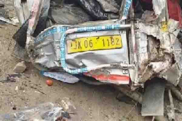 You are currently viewing जम्मू-कश्मीरः गहरी खाई में गिरा यात्री वाहन, 16 लोगों की दर्दनाक मौत, टुकड़ों में बंटे शरीर