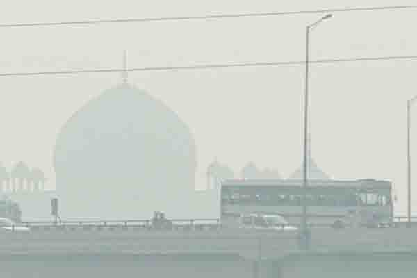 You are currently viewing दिल्ली में प्रदूषण खतरनाक स्तर पर, लोगों को सांस लेने में हो रही मुश्किल, शुक्रवार तक सभी स्कूल बंद
