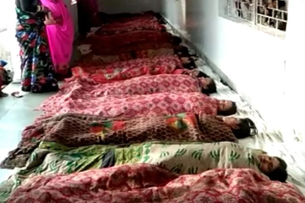 You are currently viewing डॉक्टरों की बड़ी लापरवाहीः नसबंदी के बाद 13 महिलाओं को पलंग की बजाए जमीन पर लिटाया