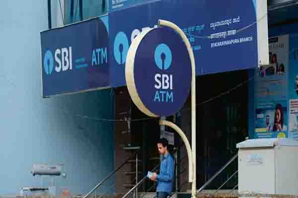 You are currently viewing SBI ग्राहकों को झटका, बैंक ने एक बार फिर घटाई ब्याज दरें