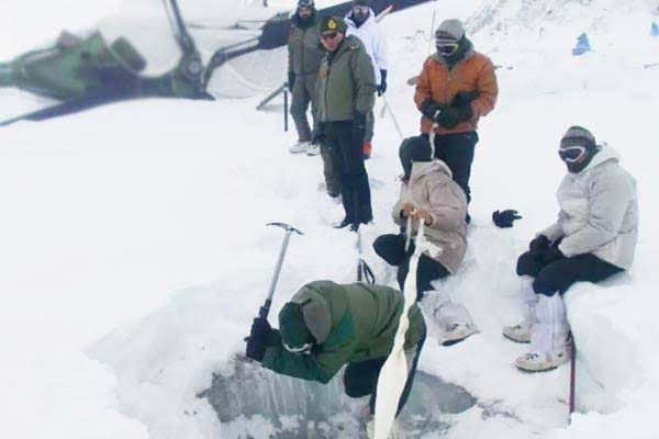 You are currently viewing सियाचिन में 19 हजार फीट की ऊंचाई पर हिमस्खलन, 4 जवान शहीद; 2 पोर्टरों की भी मौत