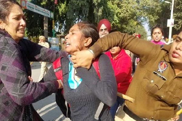 You are currently viewing फरीदकोटः महिला डॉक्टर को इंसाफ दिलाने के लिए धरना दे रही महिलाओं पर पुलिस ने बरसाई लाठियां, वॉटर कैनन के साथ आंसू गैस के गोले भी छोड़े