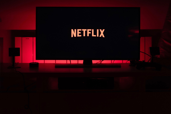 You are currently viewing Netflix करते हैं इस्तेमाल तो जानिए आने वाले नए प्लान्स के बारे में, 50% मिलेगी छूट