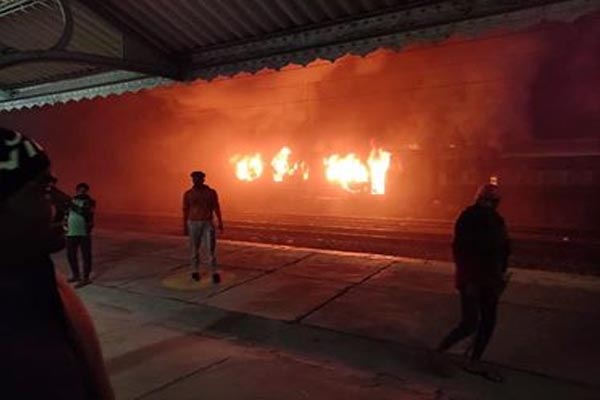 You are currently viewing करतारपुरः सरयू-यमुना एक्सप्रेस में लगी भीषण आग, 3 बोगियां जलकर राख, यात्री सुरक्षित