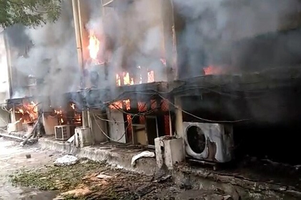 You are currently viewing VIDEO: दिल्ली ट्रांसपोर्ट विभाग में लगी भयंकर आग, कपिल मिश्रा बोले- घोटालों के सबूत मिटाने में लगी है केजरीवाल सरकार