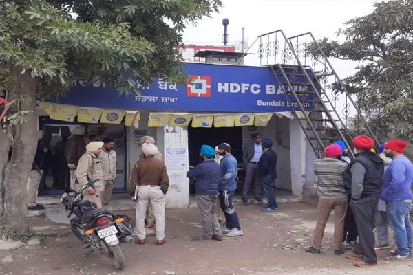 You are currently viewing अमृतसरः HDFC बैंक में घुसे हथियारबंद लुटेरे, छह लाख रुपए लूटकर फरार