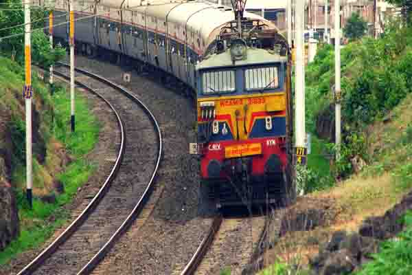 You are currently viewing किसान आंदोलन के कारण Railway ने रद्द की कई ट्रेनें, कईयों के रूट डायवर्ट- देखें पूरी List