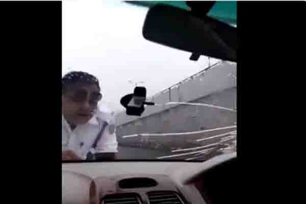 Read more about the article ट्रैफिक पुलिस को कार के बोनट पर बिठाकर 2 किलोमीटर तक घसीटा, देखें वायरल VIDEO