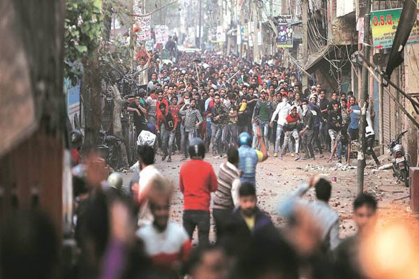 Read more about the article CAA Protest: दिल्ली में नहीं थम रही हिंसा, 22 लोगों की मौत, छात्रों की सुरक्षा को लेकर CBSE ने रद्द की इस तारीख की परीक्षा