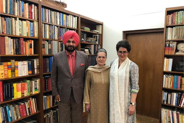 Read more about the article नवजोत सिंह सिद्धू ने सोनिया और प्रियंका गांधी के साथ की मुलाकात, पढ़ें किन मुद्दों पर हुई चर्चा