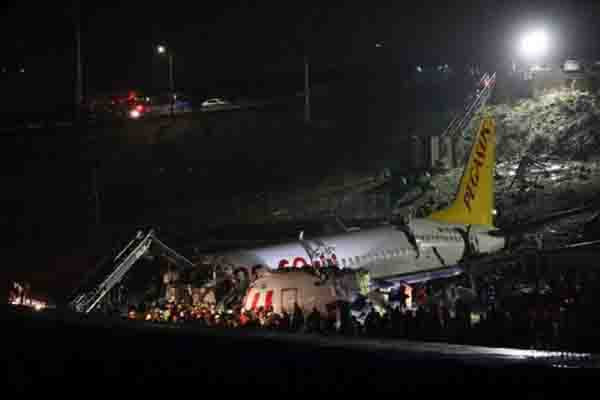 Read more about the article लैंडिंग के दौरान रनवे पर फिसला विमान, तीन टुकड़ो में बंटा, 120 यात्री घायल