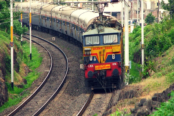 Read more about the article रेलवे यात्री ध्यान दें, खुद न कैंसल करें टिकट, नहीं को उठाना पड़ेगा नुकसान