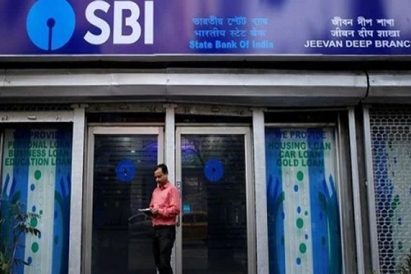 Read more about the article SBI ग्राहकों को बड़ा झटका, बैंक ने FD पर ब्याज की दरों को किया कम, जानिए अब कितना मिलेगा मुनाफा