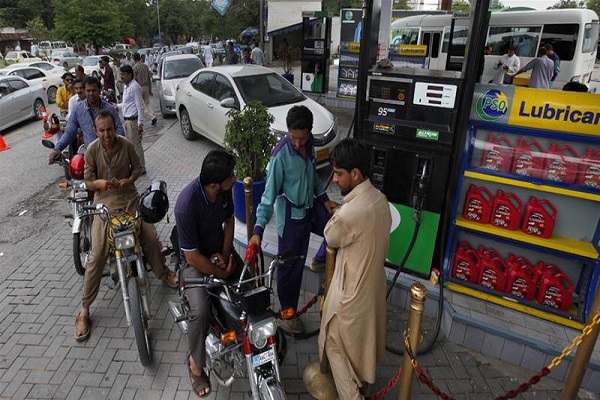 You are currently viewing कोरोना का प्रभाव: पाकिस्तान में पेट्रोल-डीजल की कीमतों में आई भारी कमी, एक-दो रुपए नहीं- इतने रुपए तक हो गई गिरावट