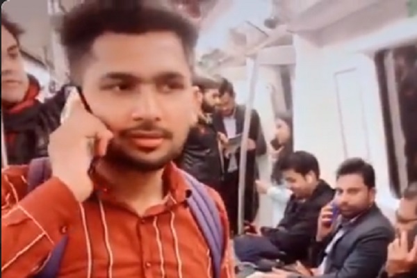 You are currently viewing जब फोन पर एक लड़के ने कहा- सुबह ही चीन से आया हूं और खाली हो गई पूरी ट्रेन, देखें मजेदार VIDEO