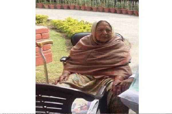 You are currently viewing वित्त मंत्री मनप्रीत सिंह बादल की माता हरमंदर कौर का निधन, कैप्टन ने जताया शोक