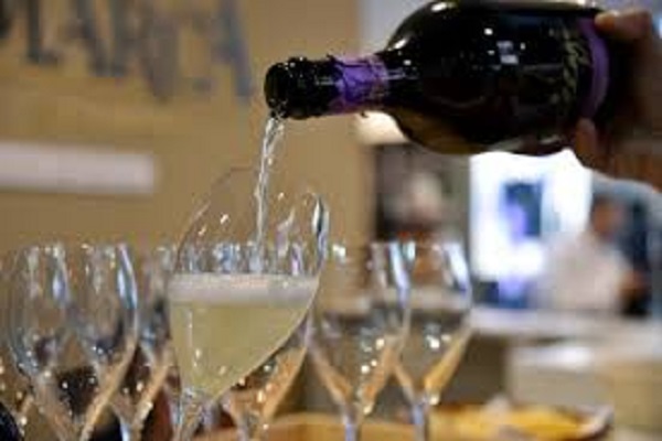 Read more about the article शराब में छुपा कोरोना वायरस का इलाज, इस अफवाह के बाद सड़कों पर झूमते नजर आ रहे हैं शराबी