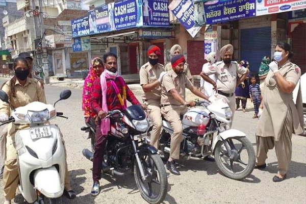 Read more about the article कर्फ्यू के बीच नौजवान शादी कर मोटरसाइकिल पर लेकर आया दुल्हन, पंजाब पुलिस ने किया स्वागत, काटा केक