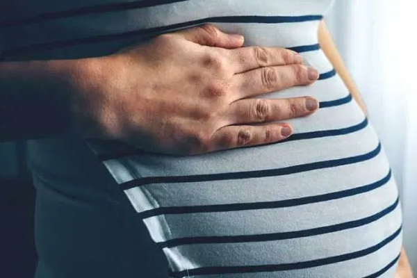 Read more about the article कोरोना का कहर: दर्द और बुखार से तड़प रही गर्भवती को समय पर नहीं मिला इलाज, बच्चे को जन्म देने के बाद मौत, पति ने सुनाई दर्द भरी आपबीती