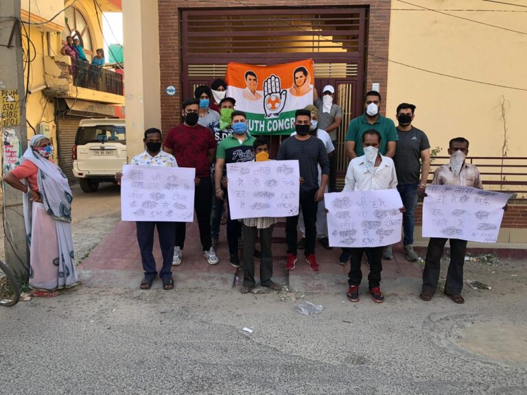 Read more about the article जालंधर में 4 विधानसभा हलकों में यूथ कांग्रेस ने हाथों में पोस्टर पकड़ कर किया मोदी सरकार के खिलाफ विरोध प्रदर्शन. गरीबों के खातों में 7500 रुपये डालने की रखी मांग