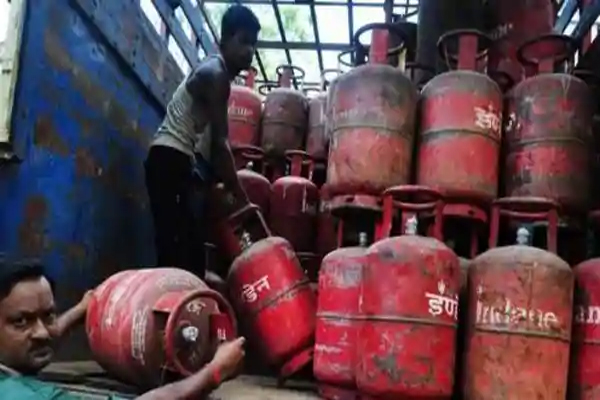 You are currently viewing अब आप WhatsApp पर भी बुक कर सकते हैं LPG सिलेंडर, जानिए ये आसान तरीका