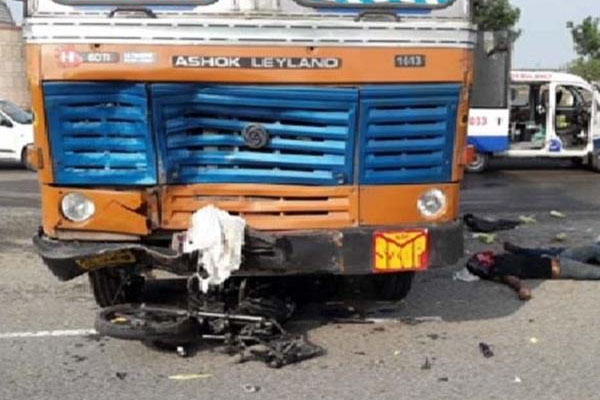 You are currently viewing करतारपुर में भयानक सड़क हादसा, ट्रक और बाइक की टक्कर में तीन प्रवासी मजदूरों की मौत, एक गंभीर