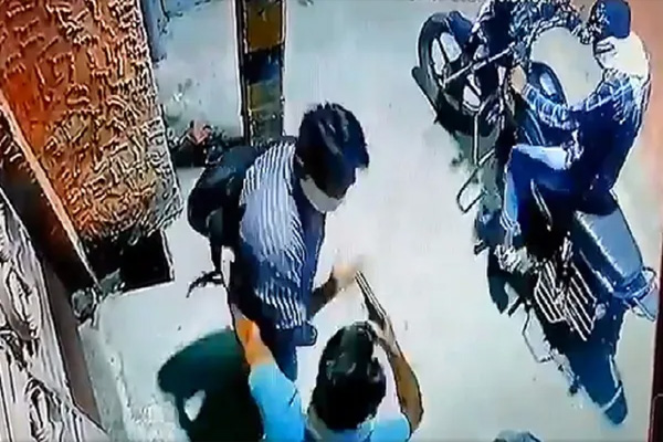 You are currently viewing तमंचे के बल पर बदमाशों ने शख्स को उसके घर के सामने लूटा, स्कूटी और बैग लेकर फरार; देखें CCTV में कैद हुआ ये VIDEO