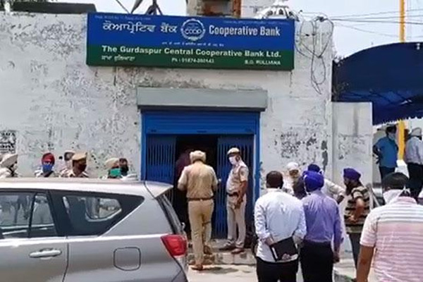 Read more about the article पंजाब में लुटेरों के हौसले बुलंद, Cooperative Bank में दिनदहाड़े लूट; बंदूक की नोक पर साढ़ें पांच लाख रुपए ले उड़े बदमाश