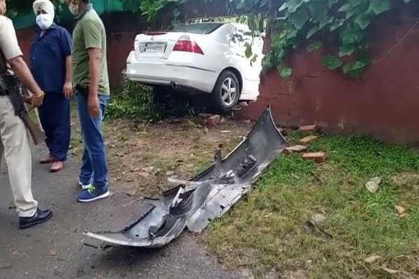 Read more about the article चंडीगढ़ में दिखा तेज रफ्तार का कहर, IAS अधिकारी के घर की दीवार तोड़ जा घुसी कार, चार लोग घायल
