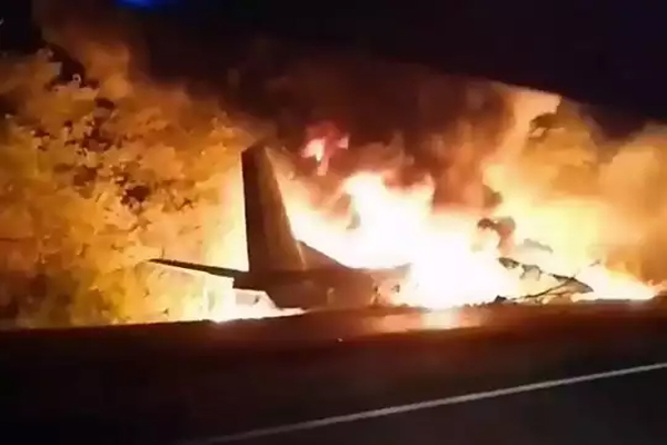 You are currently viewing यूक्रेन में दुर्घटना का शिकार हुआ वायुसेना का विमान, 22 लोगों की मौत- देखें मौके की तस्वीरें