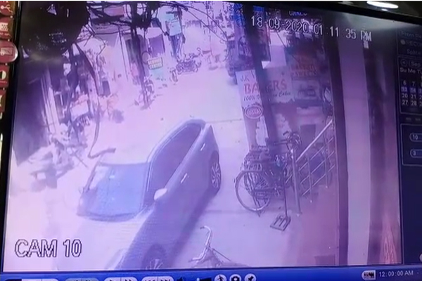 You are currently viewing जालंधरः कुक्कू बेकरी के बाहर दिनदहाड़े हुई चोरी, पलक-झपकते चोर ने कार से उड़ाया लाखों रुपए की नकदी से भरा बैग देखें CCTV VIDEO)