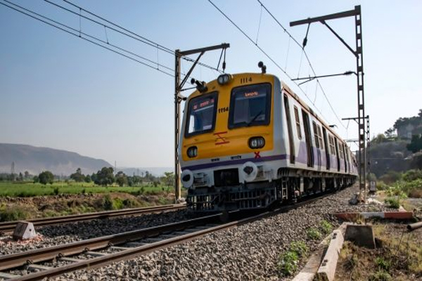 You are currently viewing Good News: होली पर घर जाना होगा आसान, रेलवे से 32 नई ट्रेने चालू करने का लिया फैसला, देखें पूरी लिस्ट